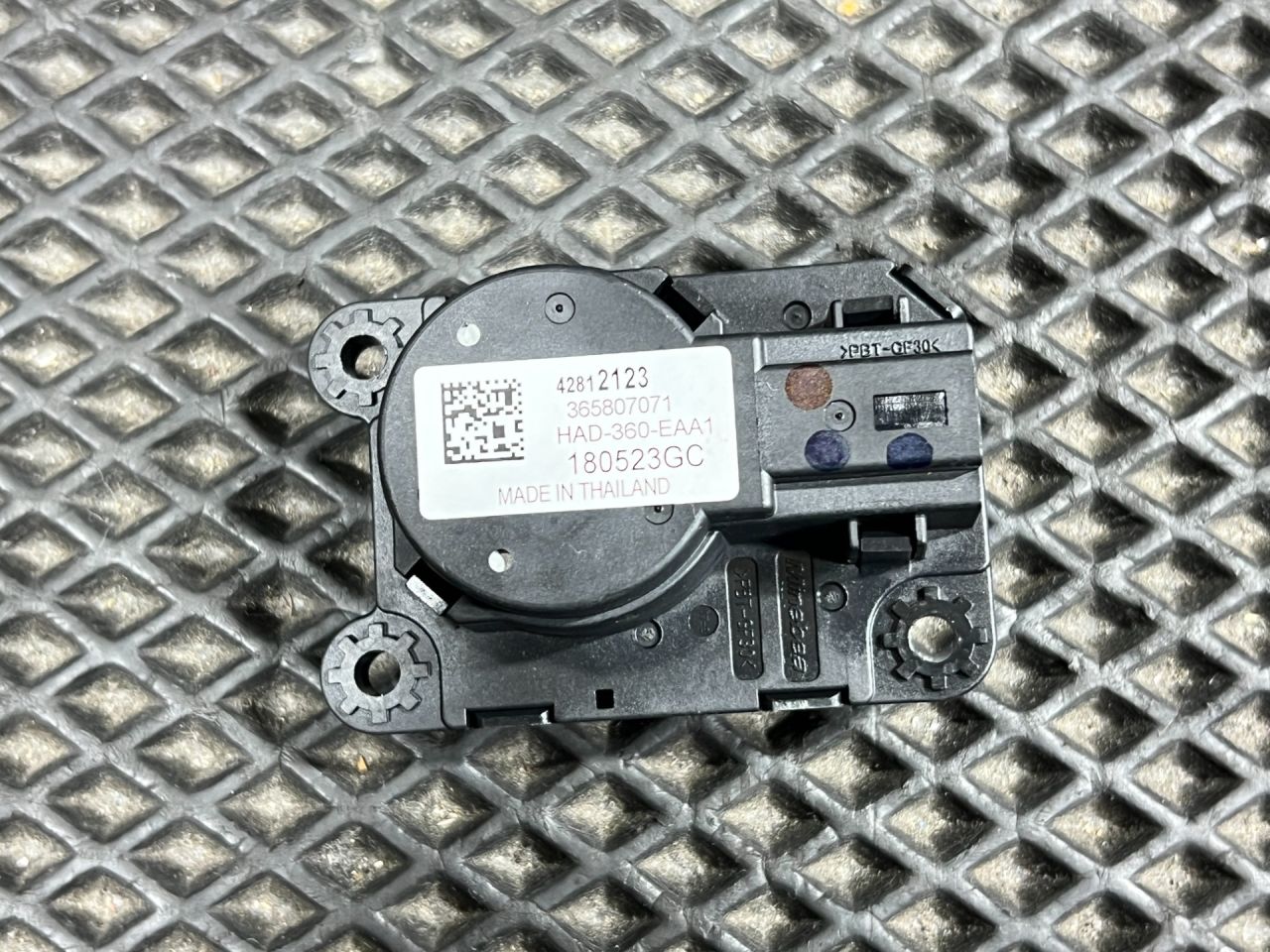 моторчик заслонки печки Buick Envista 1 поколение 2024, 1.2 л., бензин, АКПП, внедорожник 5 дв., 42812123 - фото №1