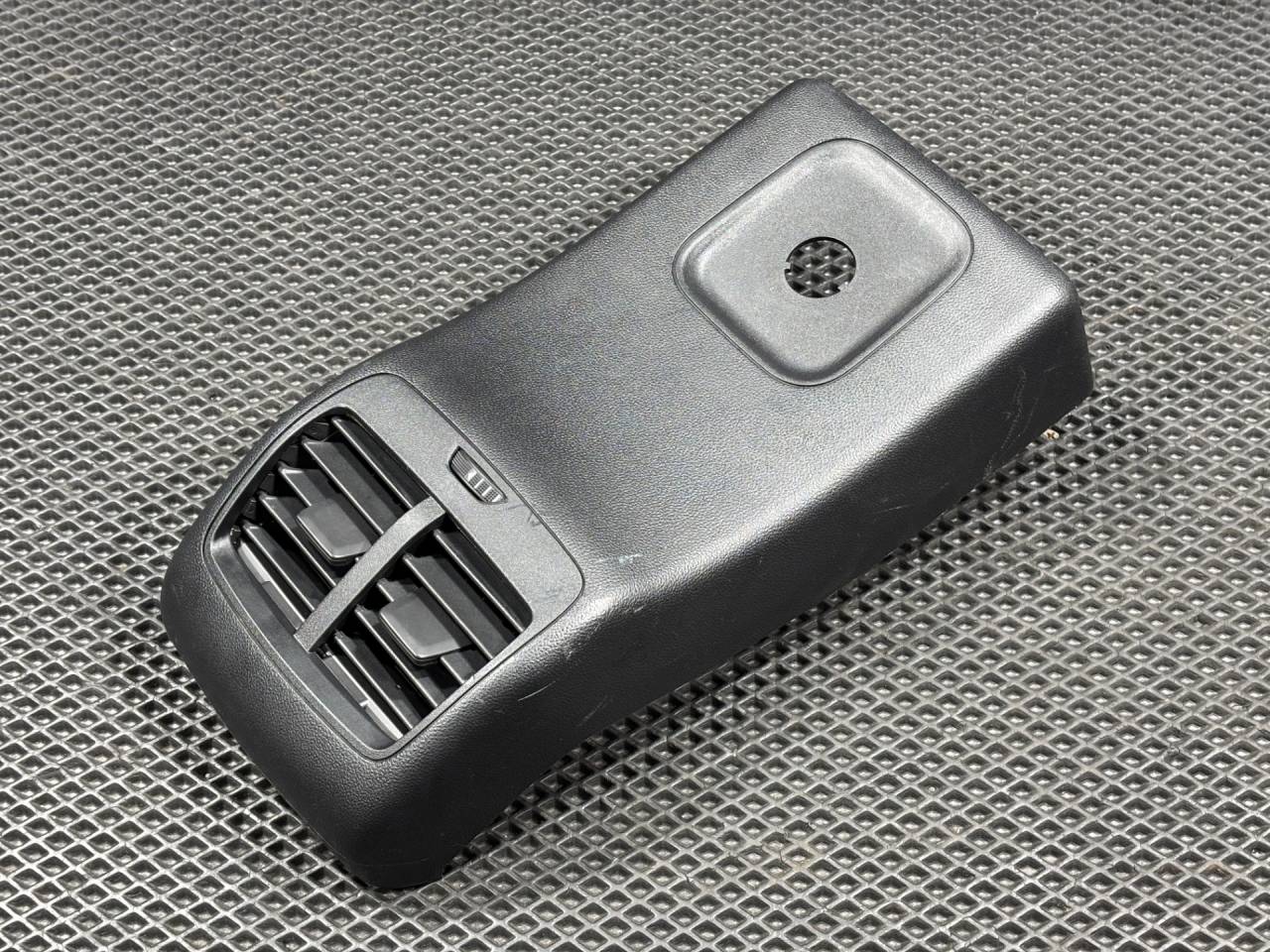 Задняя накладка центрального тоннеля Ford Bronco Sport 1 поколение 2021, 1.5 л., бензин, АКПП, внедорожник 5 дв., M1PB-S045B72-BB, M1PB19C570AA - фото №1