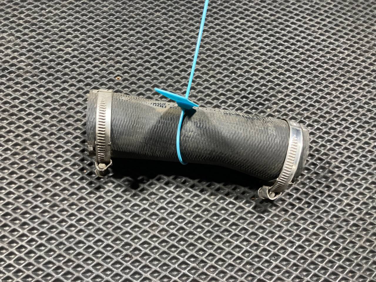 патрубок интеркулера Porsche Macan 1 поколение 2015, 3.0 л., MCT.MA, бензин, АКПП, внедорожник 5 дв., 95B145367A - фото №1