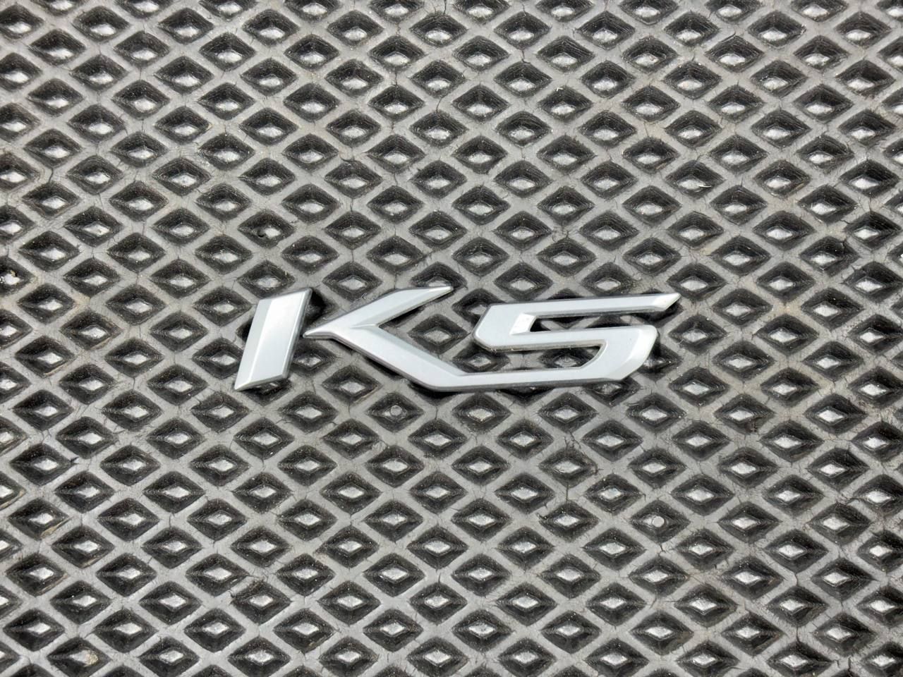 эмблема Kia K5 3 поколение 2022, 1.6 л., G4FP, бензин, АКПП, 86310L2000 - фото №1