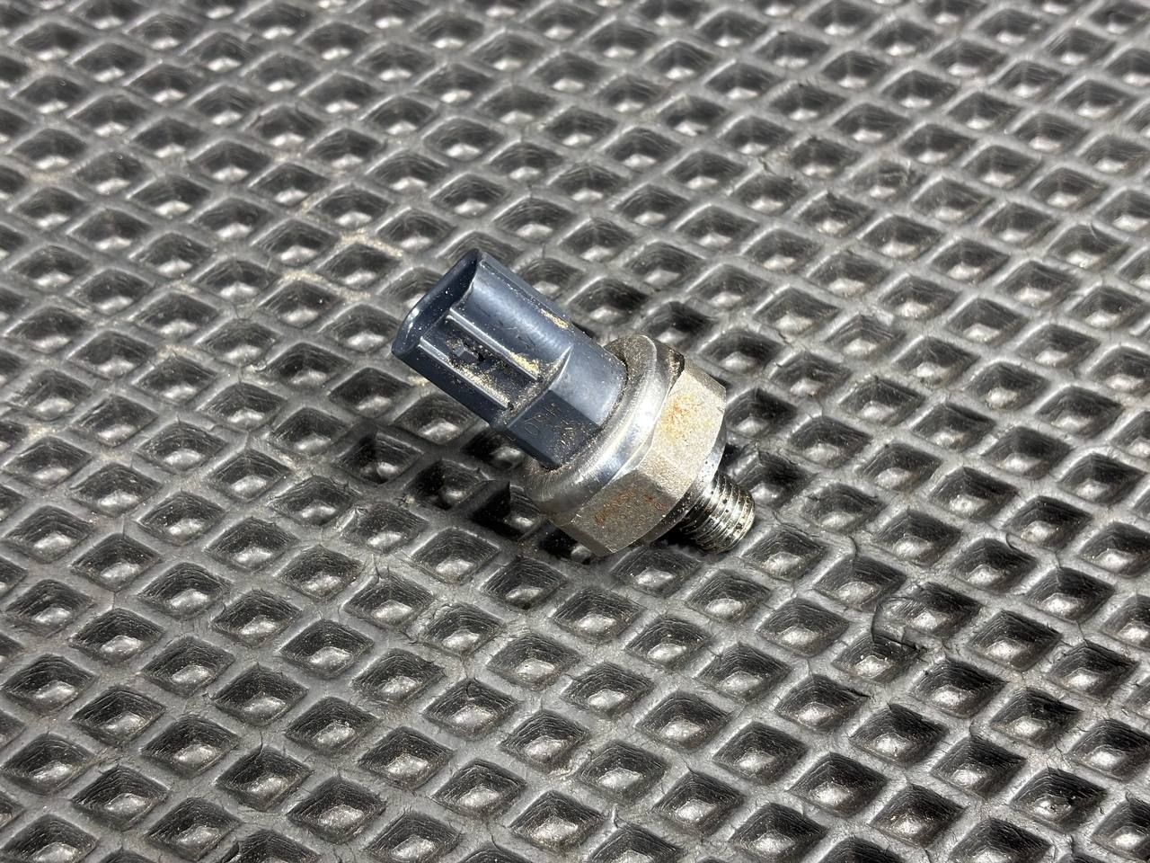 датчик давления масла Honda CR-V 6 поколение 2025, 1.5 л., L15B, бензин, вариатор, внедорожник 5 дв., 499000-8960 - фото №1