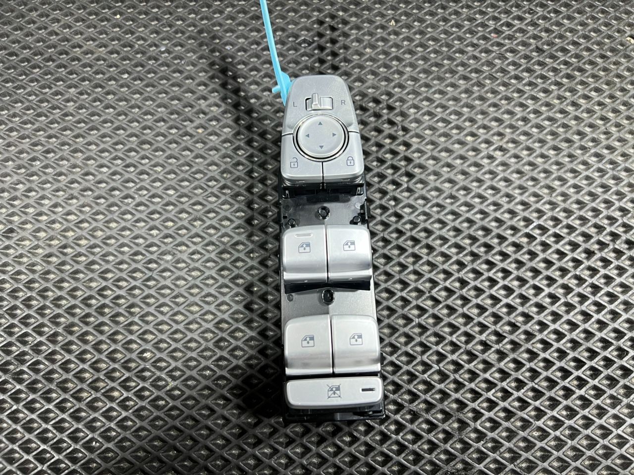 блок управления стеклоподъемниками Genesis G70 1 поколение 2019, 2.0 л., G4KL, бензин, АКПП, седан, 93571G9120 - фото №1