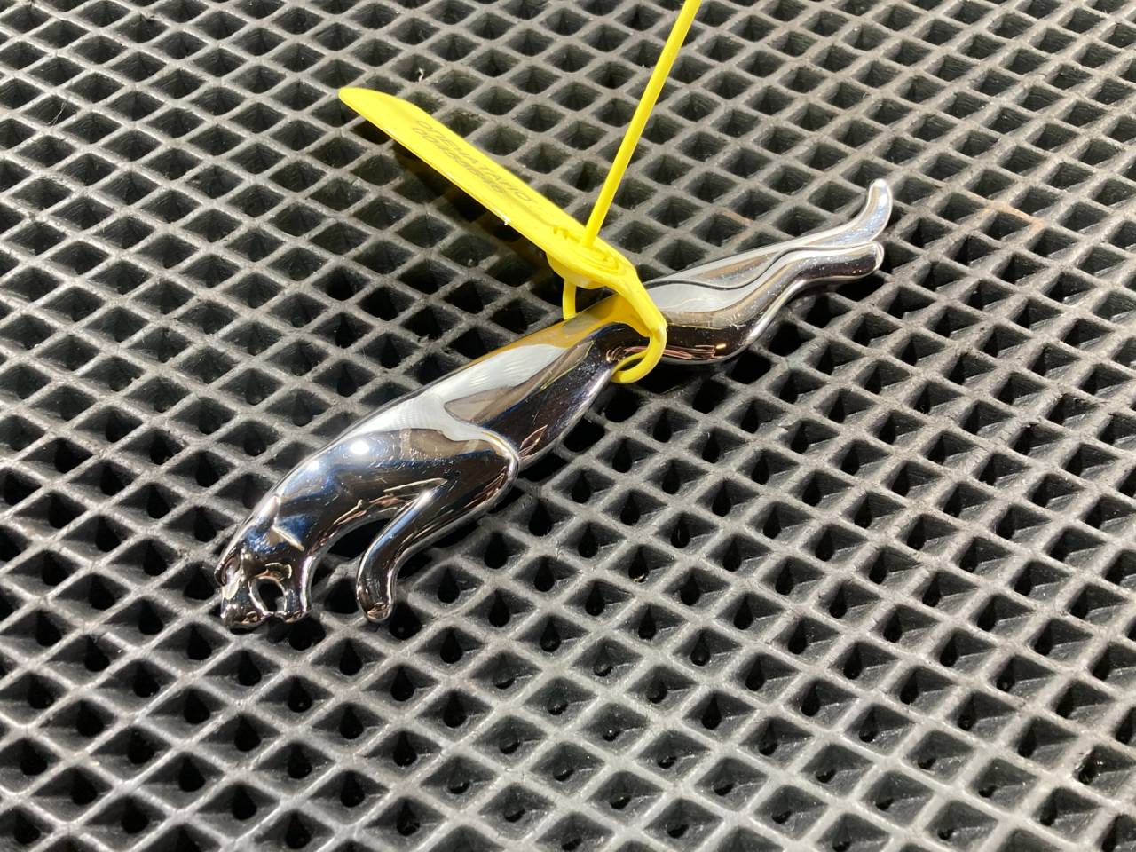 эмблема Jaguar F-Pace 1 поколение 2020, 2.0 л., PT204, бензин, АКПП, внедорожник 5 дв., HK83404D52, T4A15451 - фото №1