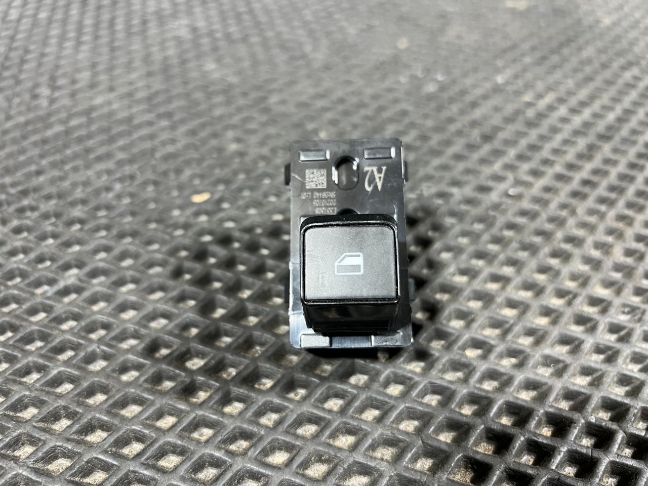 кнопка стеклоподъемника двери Nissan Rogue T33 2022, 1.5 л., бензин, внедорожник 5 дв., 254116XJ0B - фото №1