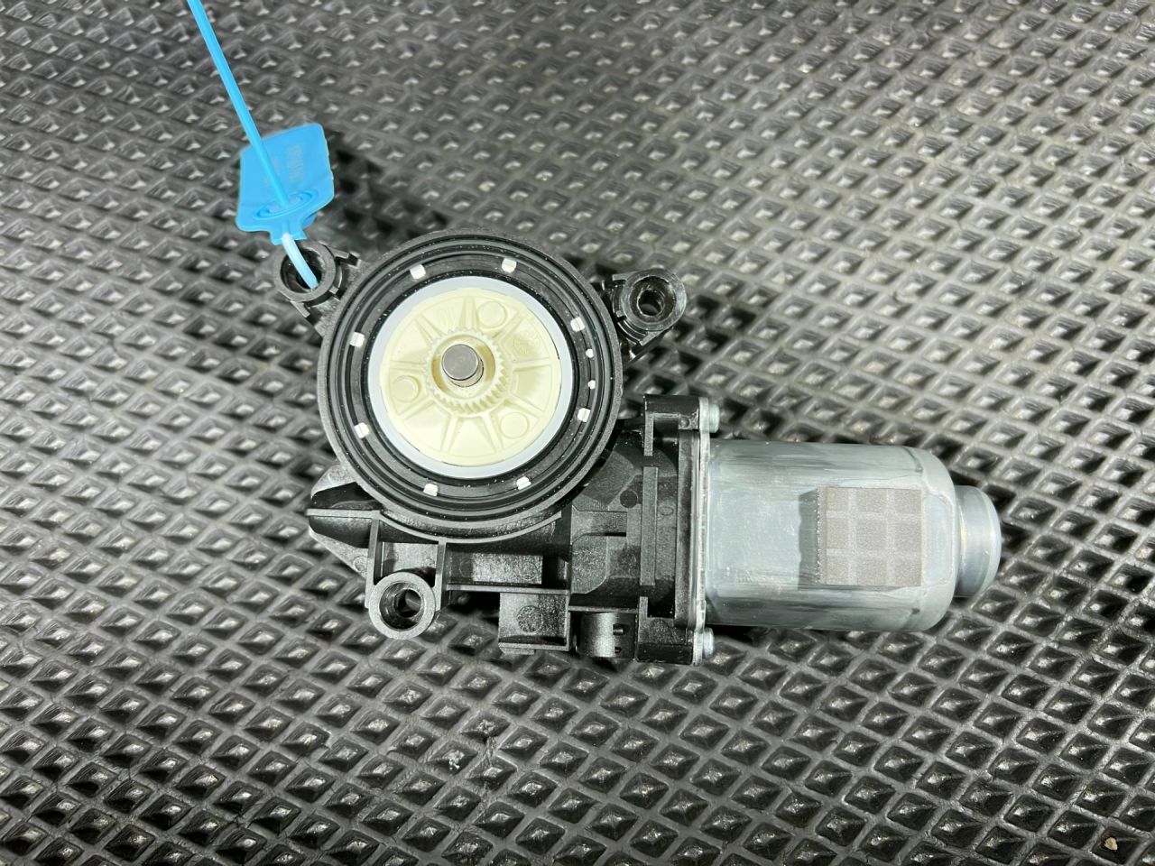 моторчик стеклоподъемника задний левый Hyundai Tucson 4 поколение 2024, 2.5 л., G4KN, бензин, АКПП, внедорожник 5 дв., 83450-N9000 - фото №1