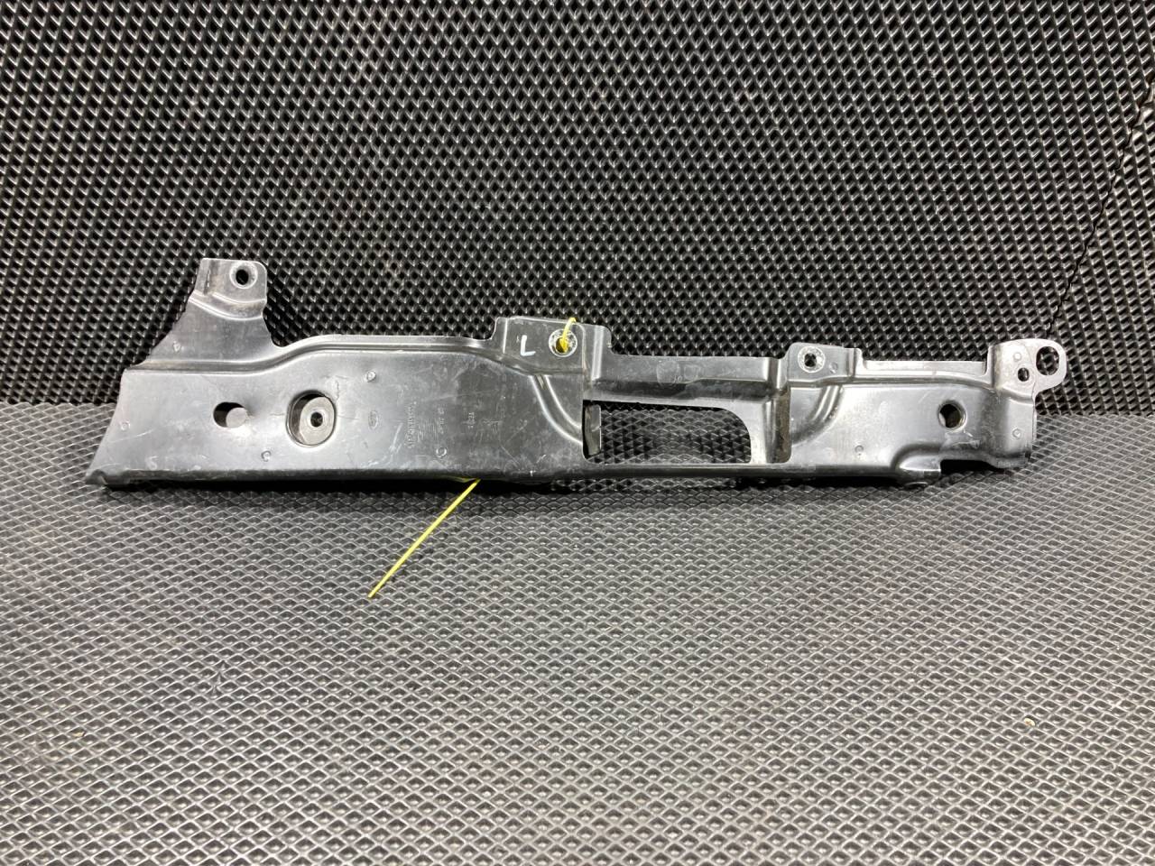 крепление ( кронштейн ) крыла Land Rover Discovery 5 поколение L462 2017, 3.0 л., 306DT, дизель, АКПП, внедорожник 5 дв., HY3216151AA, LR080202, LR105083, HY3216151AB - фото №1