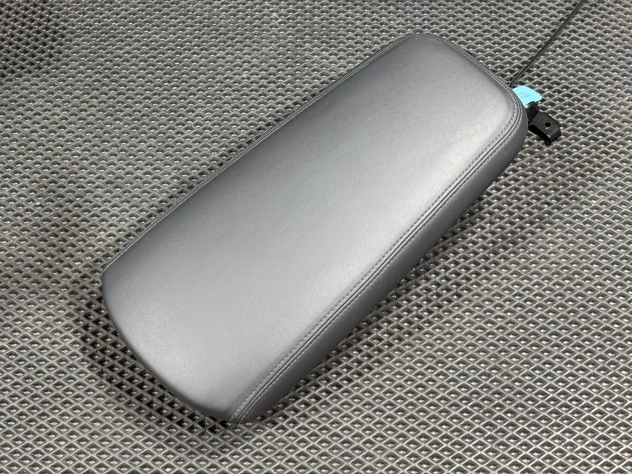 подлокотник Kia K5 3 поколение 2022, 1.6 л., G4FP, бензин, АКПП, 84642L3000, 84680L3000, 84640L3200 - фото №1