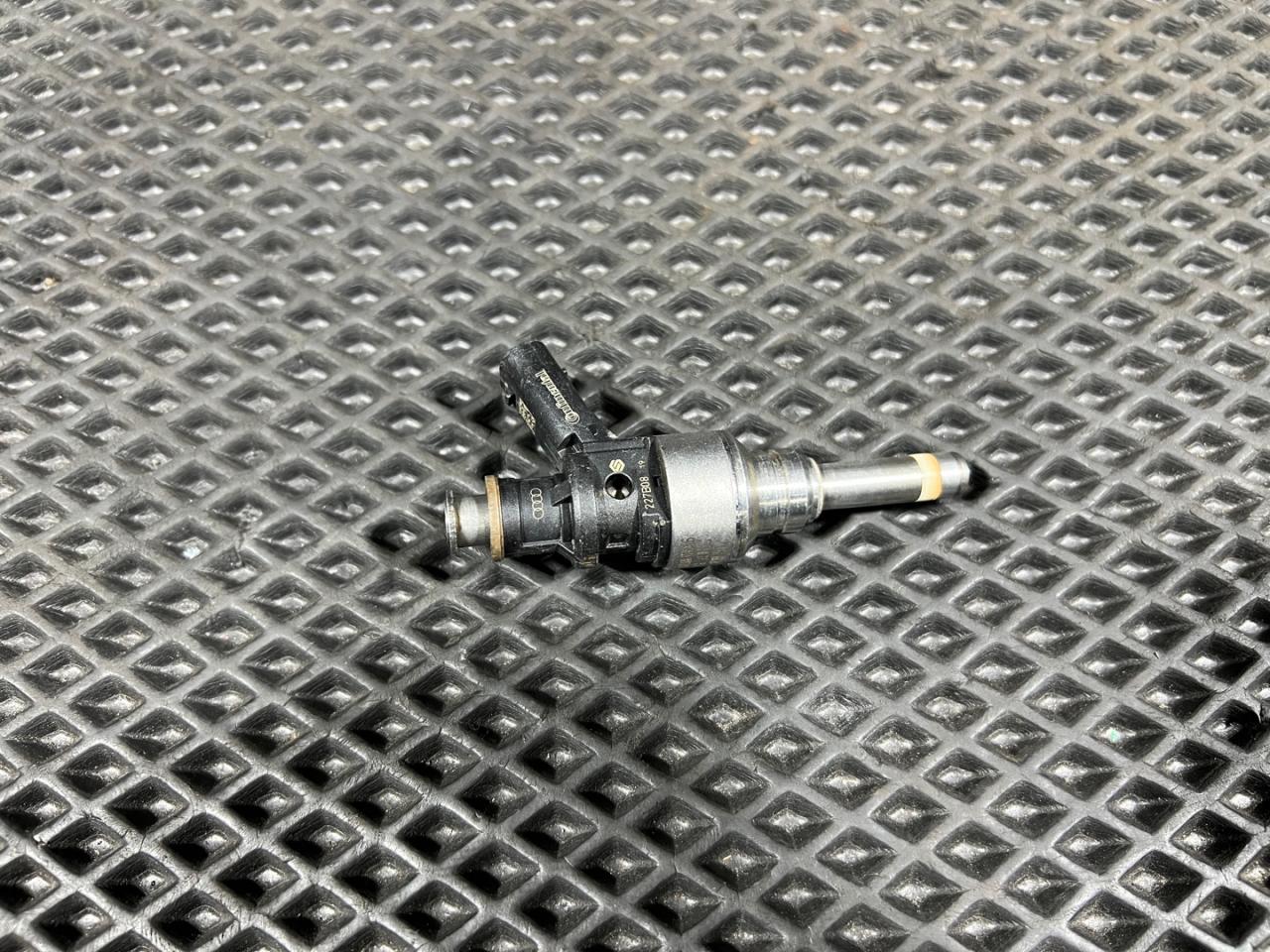 форсунка Audi Q7 4L 2009, 3.0 л., CTWB, бензин, АКПП, внедорожник 5 дв., 06E906036P, 06E906036AC, 06E906036K, 06E906036AL, 06E906036AJ, 06E906036G, 06E036G - фото №1