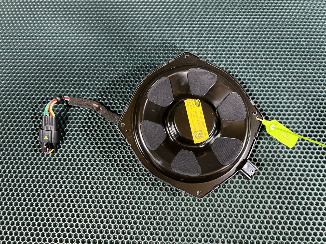 сабвуфер Land Rover Range Rover Sport 2 поколение 2014, 5.0 л., 508PS, бензин, АКПП, внедорожник 5 дв., CPLA18808CA, LR033287 - фото №1