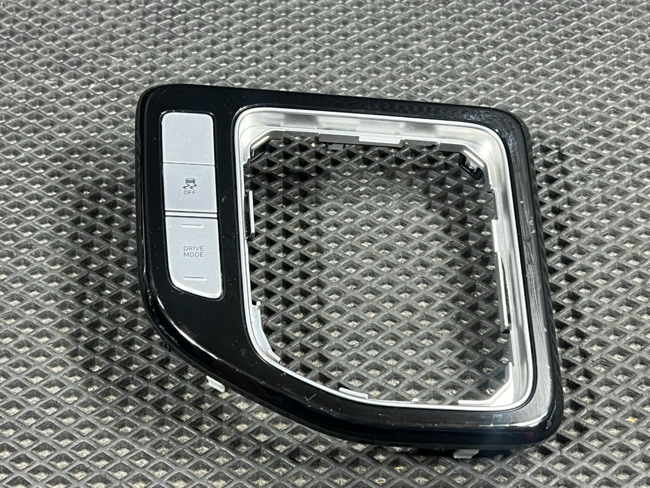 консоль салона Genesis G70 1 поколение 2019, 2.0 л., G4KL, бензин, АКПП, седан, 93300-G9530 - фото №1