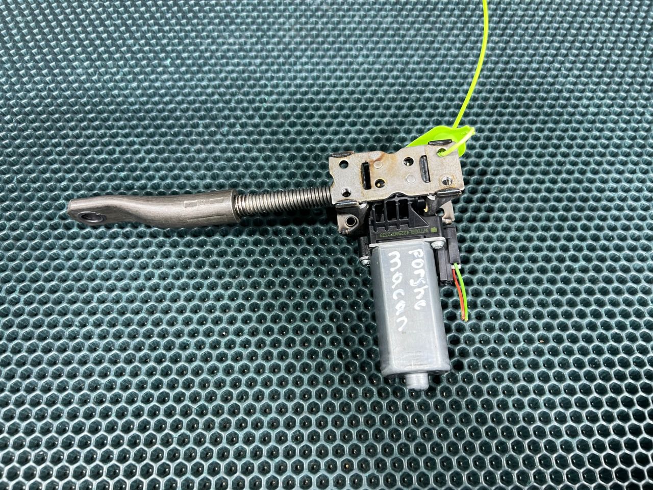 моторчик регулировки сиденья Porsche Macan 1 поколение 2018, 3.0 л., бензин, АКПП, внедорожник 5 дв., 984686-105 - фото №1