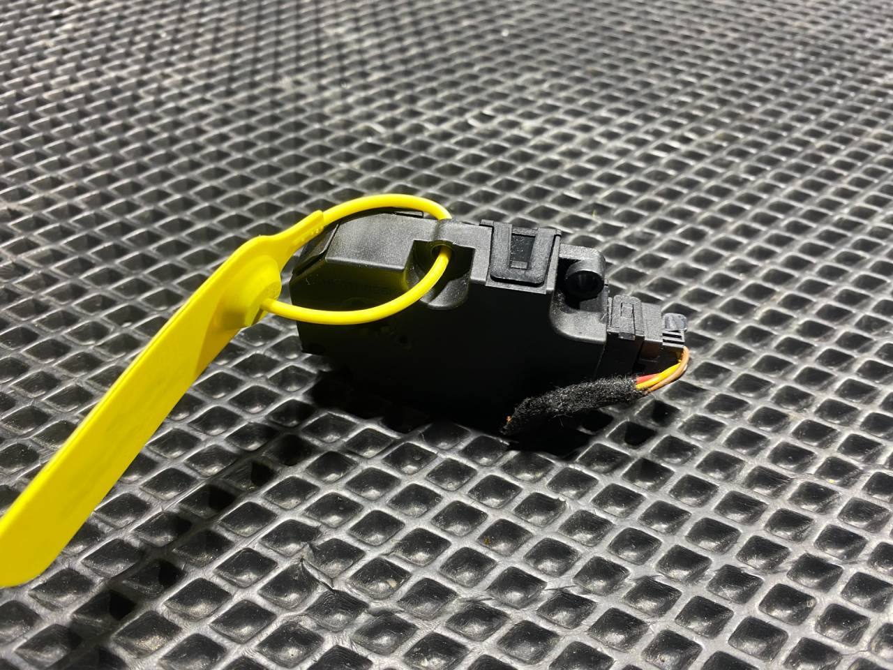 моторчик заслонки печки Audi A6 C8 2018, 2.0 л., бензин, АКПП, седан, ET416003, ZBAT0084D03 - фото №1