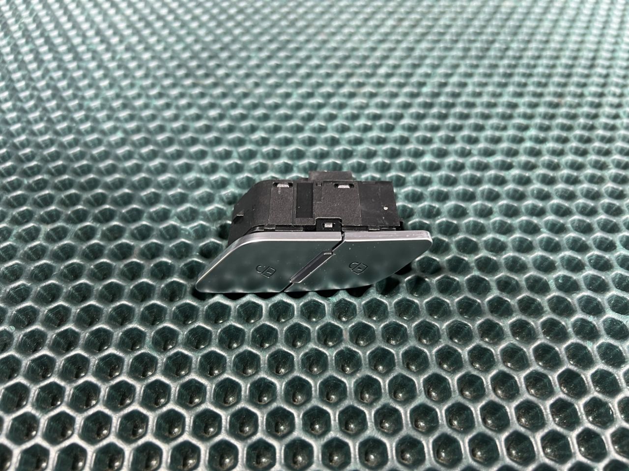 кнопка центрального замка Audi A6 Allroad Quattro C8 2023, 3.0 л., бензин, АКПП, универсал, 4K2962108A - фото №1