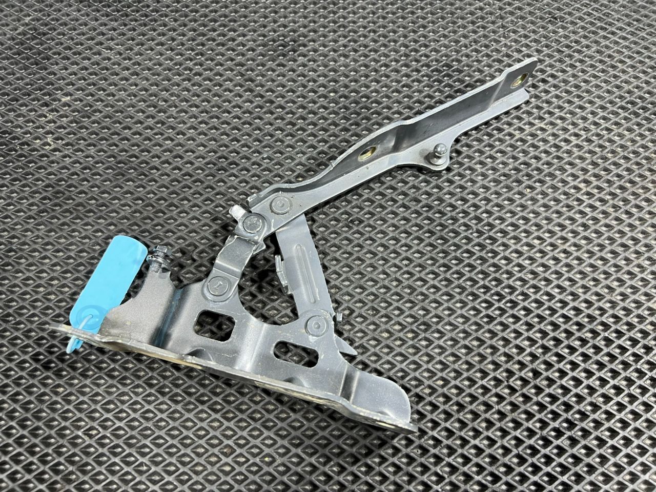 петля капота Genesis G70 1 поколение 2019, 2.0 л., G4KL, бензин, АКПП, седан, 79110-G9900, 79110-G9900 - фото №1