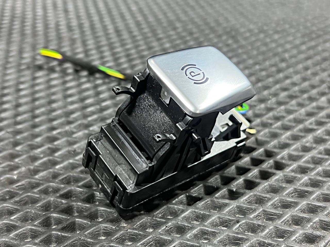 кнопка ручного тормоза (ручника) Mercedes-Benz C-Класс W205/S205/C205 (2014 - 2018), A2059051516 - фото №1