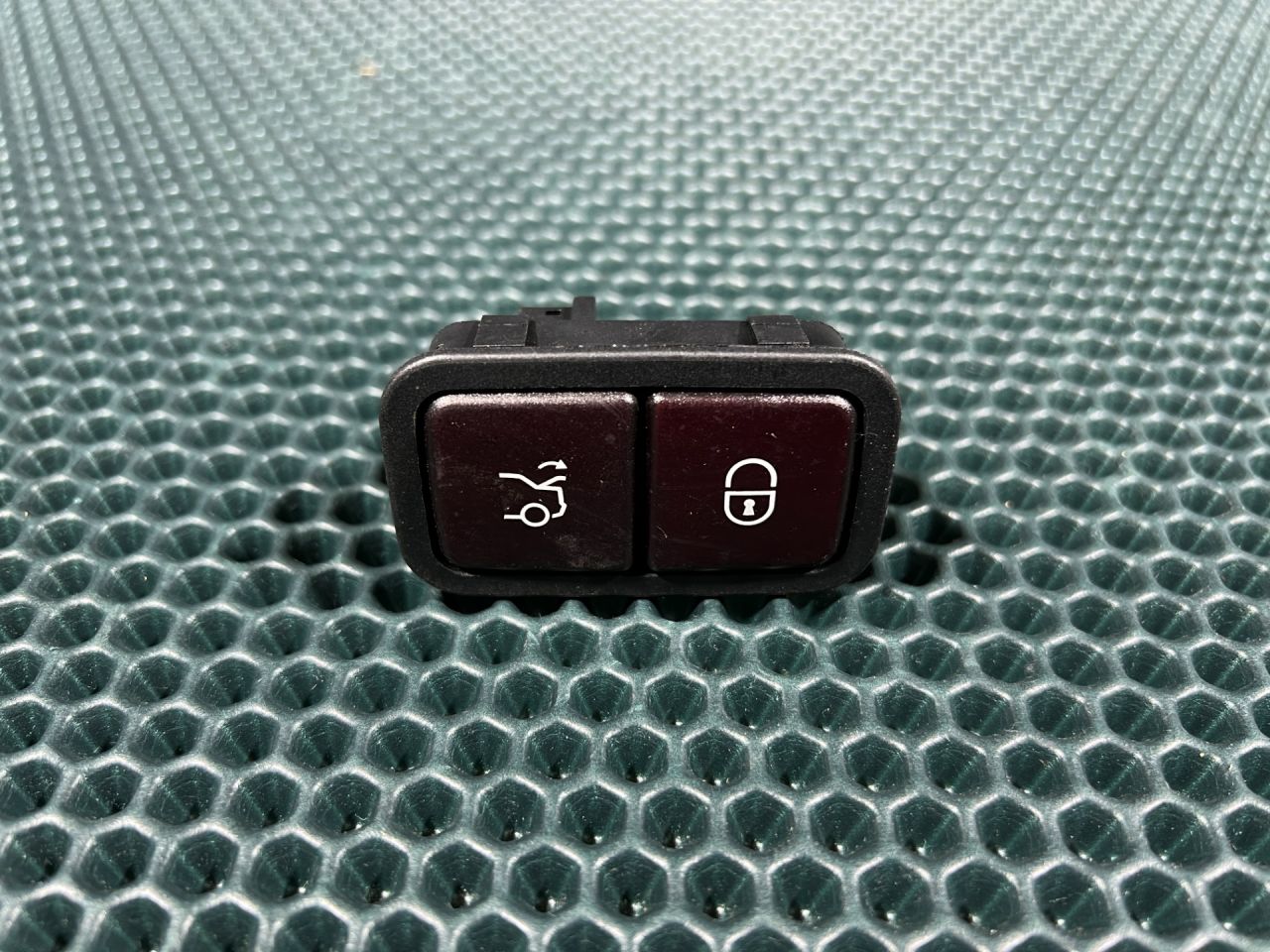 кнопка открытия багажника Mercedes-Benz CLS-Класс C257 2018, 2.0 л., OM 654.920, дизель, АКПП, внедорожник 5 дв., A2208211479 - фото №1