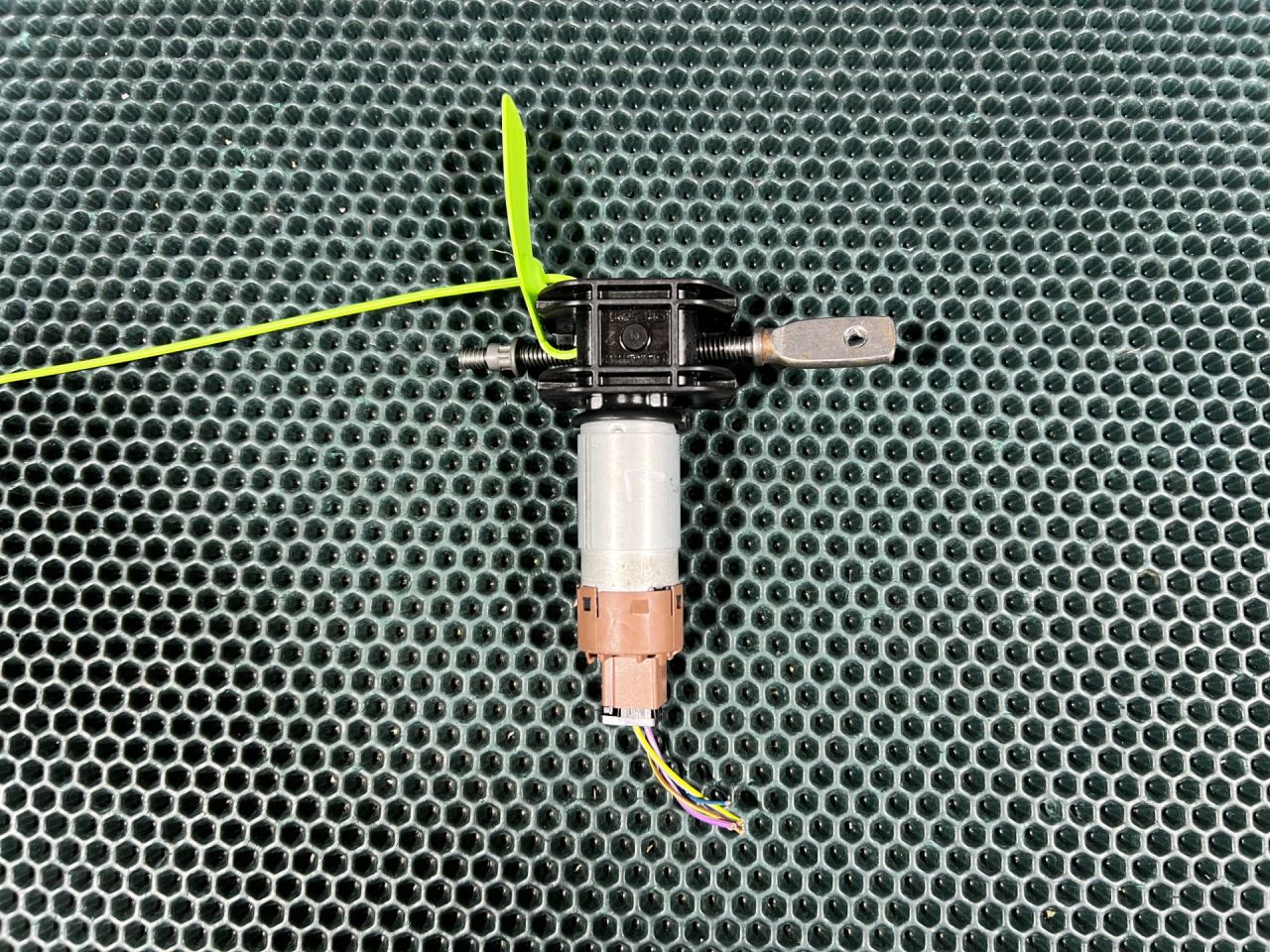 моторчик регулировки сиденья Jaguar F-Pace 1 поколение 2017, 3.0 л., AJ 126, бензин, АКПП, внедорожник 5 дв., C06710106 - фото №1