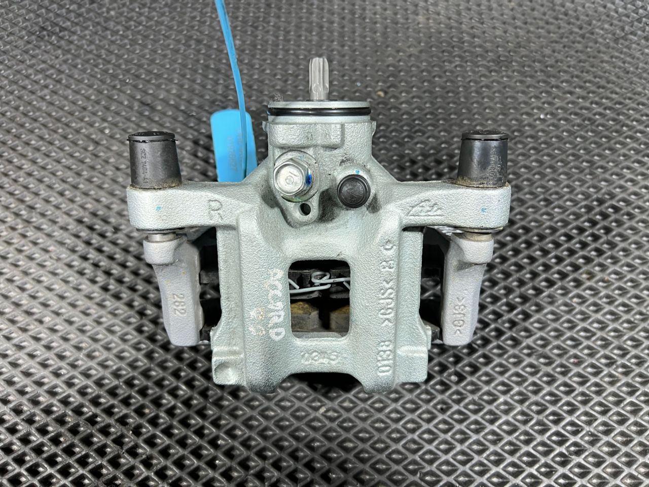 суппорт задний правый Honda Accord 11 поколение 2025, 1.5 л., L15B, бензин, вариатор, седан, 43018-T20-A02 - фото №1