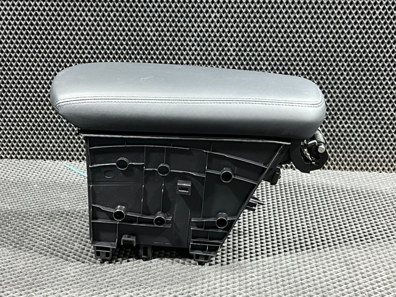 подлокотник Kia K5 3 поколение 2020, 1.6 л., G4FP, бензин, АКПП, 84680L3000 - фото №1