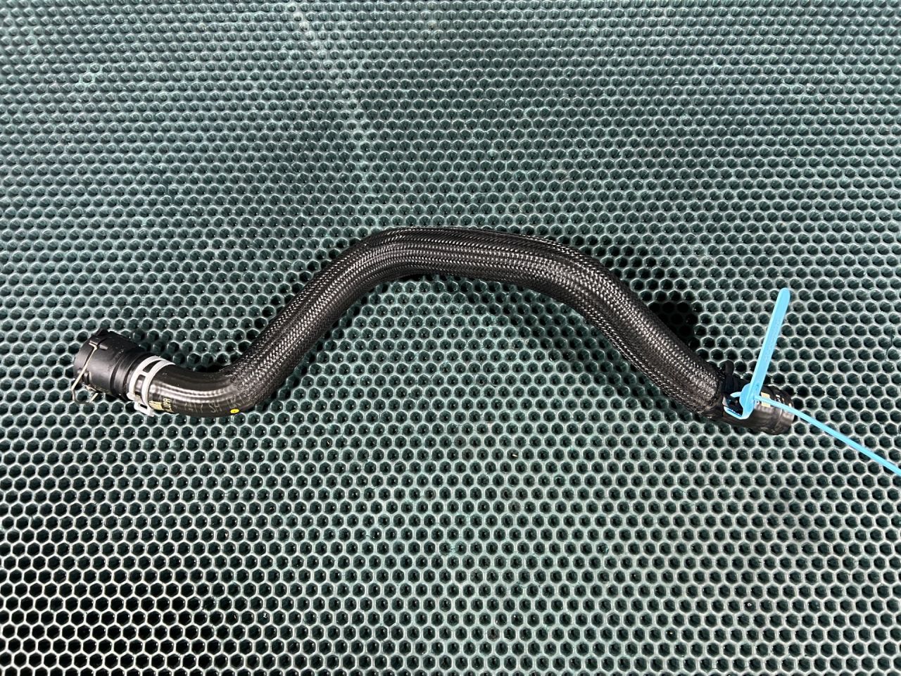 патрубок (трубопровод, шланг) Chevrolet Trax 2 поколение 2024, 1.2 л., бензин, АКПП, внедорожник 5 дв., 42747417 - фото №1