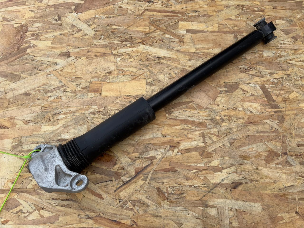 амортизатор задний левый Jaguar XE 1 поколение 2016, 3.0 л., бензин, АКПП, GX6318A145XX, T4N16943, GX6318W002AD, T4N14852, T4N8152, T2H30190, T4A2011, T4A11922, T4N16018, T4N7353, T4N14853, T4N7374, T2H1636, T2H20187 - фото №1