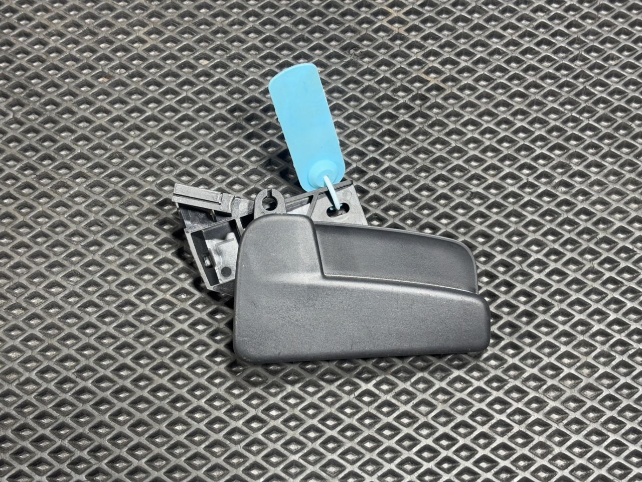 ручка открывания капота Volkswagen Taos 1 поколение 2021, 1.5 л., DNKA, бензин, АКПП, внедорожник 5 дв., 517823633B, 5H1823533 - фото №1