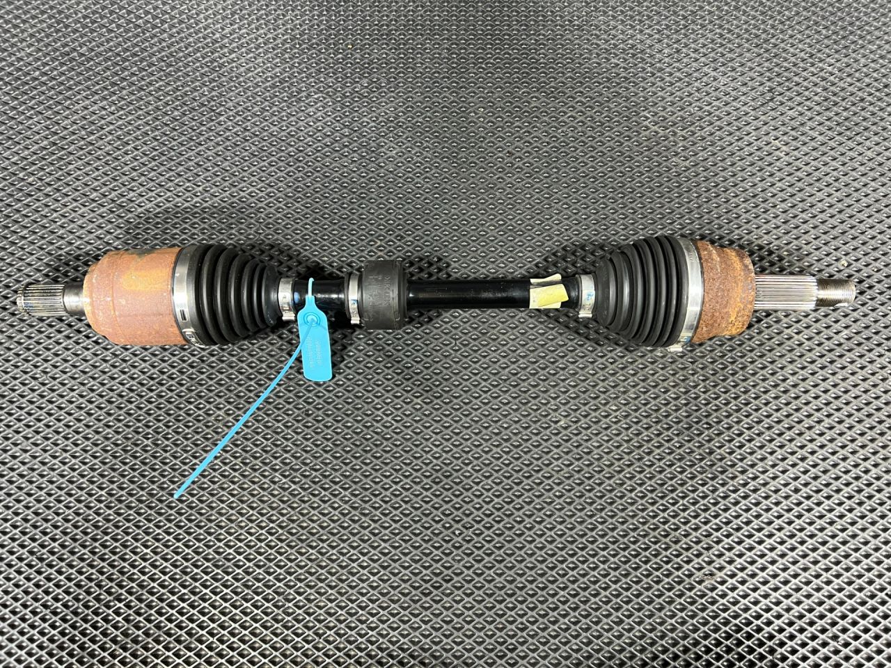 полуось передняя левая (приводной вал, ШРУС) Hyundai Tucson 4 поколение 2024, 2.5 л., G4KN, бензин, АКПП, внедорожник 5 дв., 49500-CW000 - фото №1