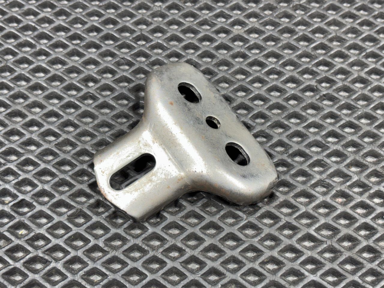 кронштейн (крепление) Ford Bronco Sport 1 поколение 2021, 1.5 л., бензин, АКПП, внедорожник 5 дв., LX6BS043A83BB - фото №1