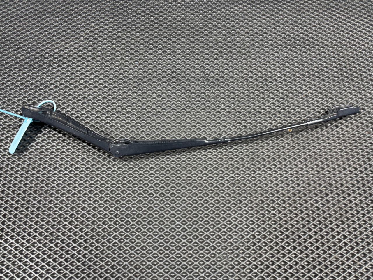 щеткодержатель (поводок стеклоочистителя, дворник) Ford Bronco Sport 1 поколение 2021, 1.5 л., бензин, АКПП, внедорожник 5 дв., M1PB-17526-AA - фото №1