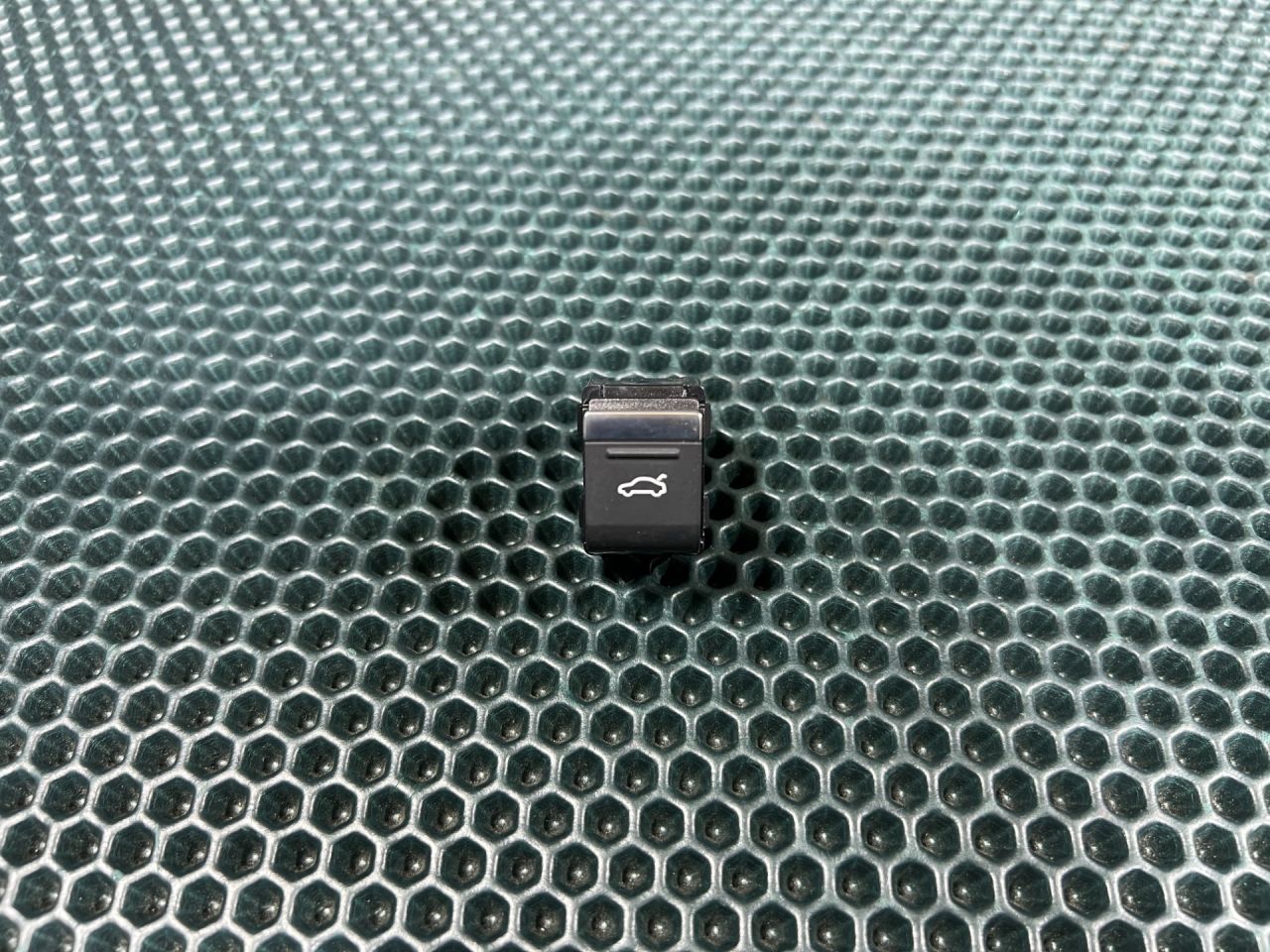 кнопка открытия багажника Audi A6 Allroad Quattro C8 2023, 3.0 л., бензин, АКПП, универсал, 4K0959831 - фото №1