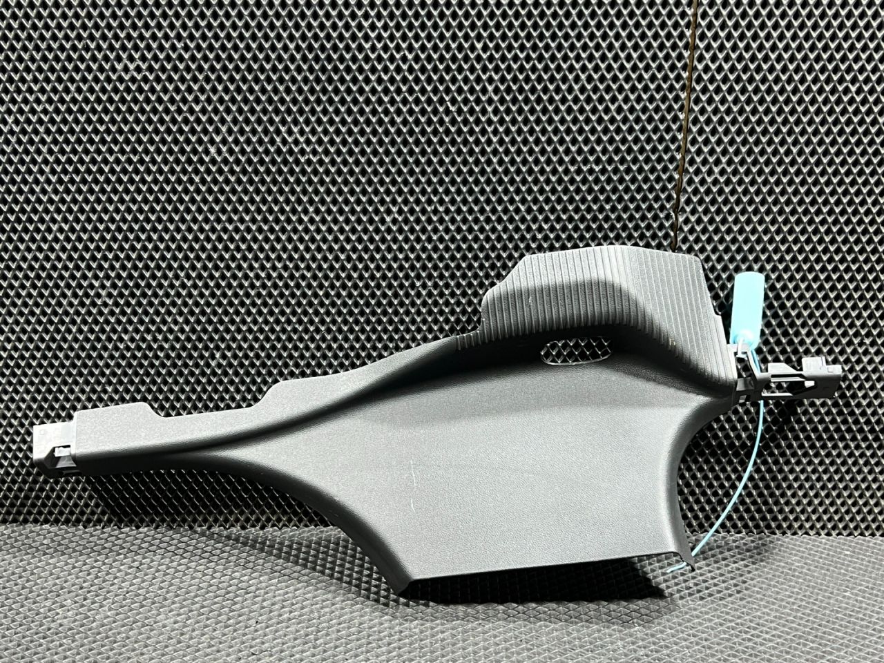 обшивка стойки центральной левой Buick Envista 1 поколение 2024, 1.2 л., бензин, АКПП, внедорожник 5 дв., 42882958 - фото №1