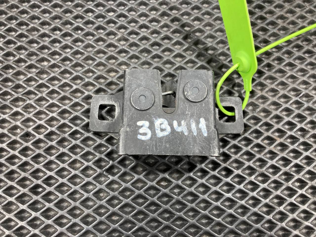 замок капота Jaguar XE 1 поколение X760 2016, 3.0 л., AJ 126, бензин, АКПП, седан, FPS500020, 5H2216700BE, C2Z32581, LR173840, LR138825, LR001766, LR006268, LR007600, LR050992, LR065339 - фото №1