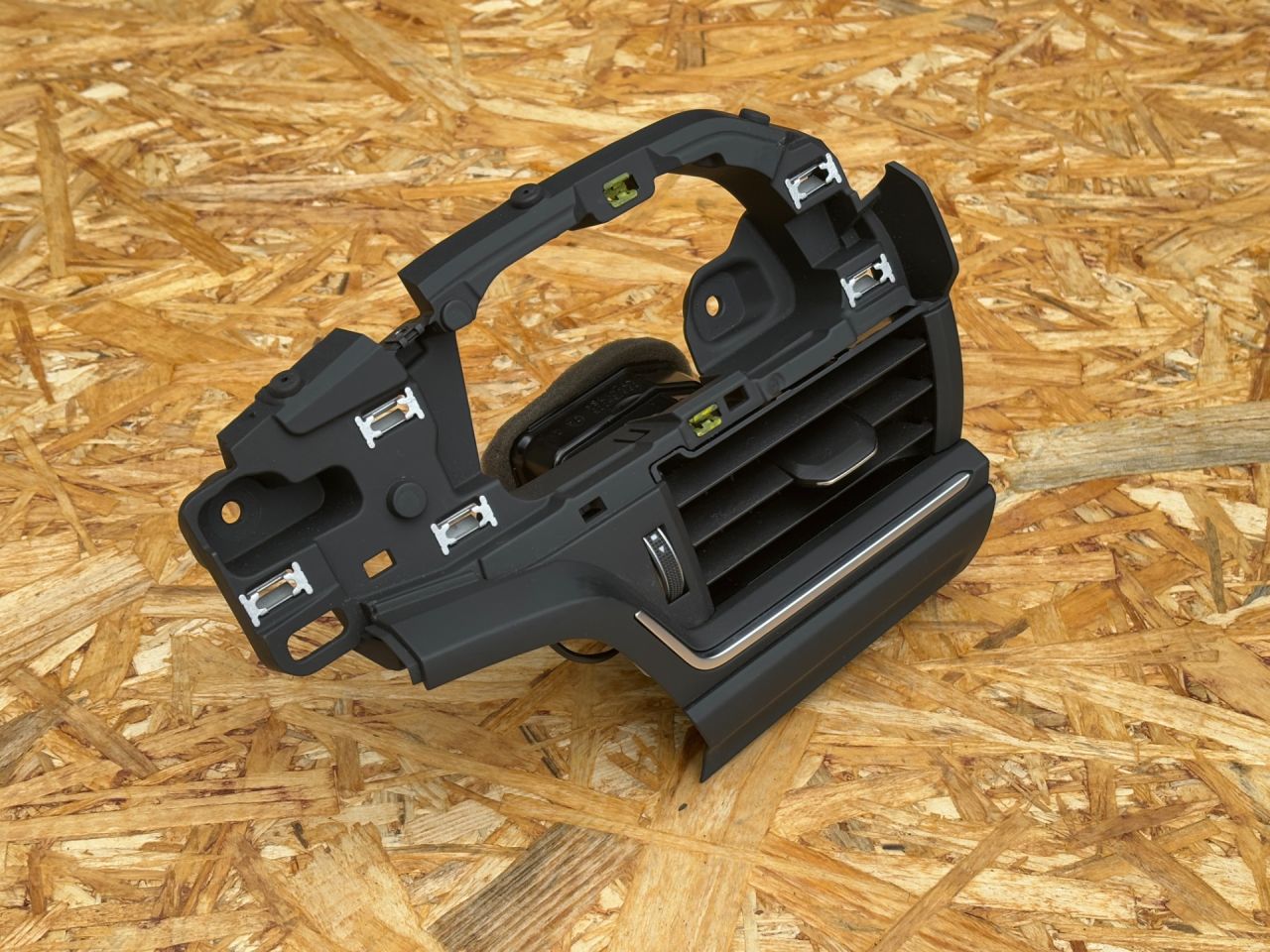 дефлектор обдува салона Audi A5 F5 2017, 2.0 л., CVKB, бензин, АКПП, лифтбэк, 8W1820901, 8W1820901B - фото №1