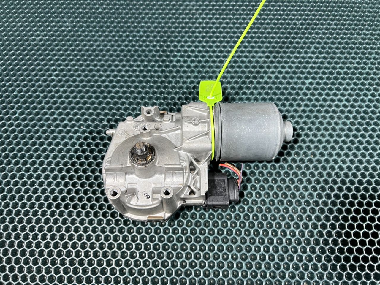 моторчик передних стеклоочистителей (дворников) Audi A8 D4/4H 2012, 4.2 л., CDRA, бензин, АКПП, седан, 4H1955119C, 1397220618 - фото №1