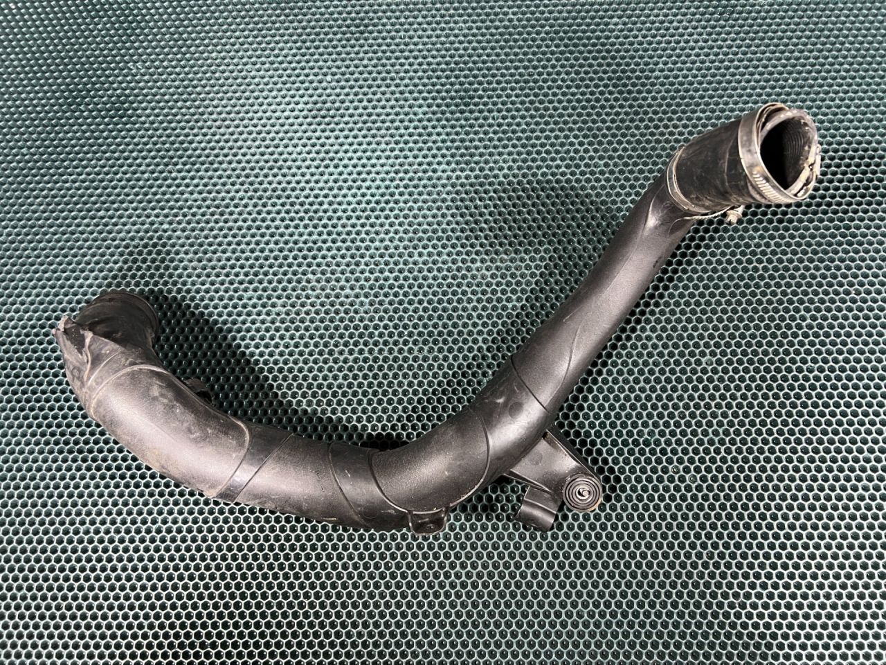 патрубок интеркулера Volkswagen Golf Alltrack 7 поколение 2017, 2.0 л., бензин, АКПП, 5Q0145840 - фото №1