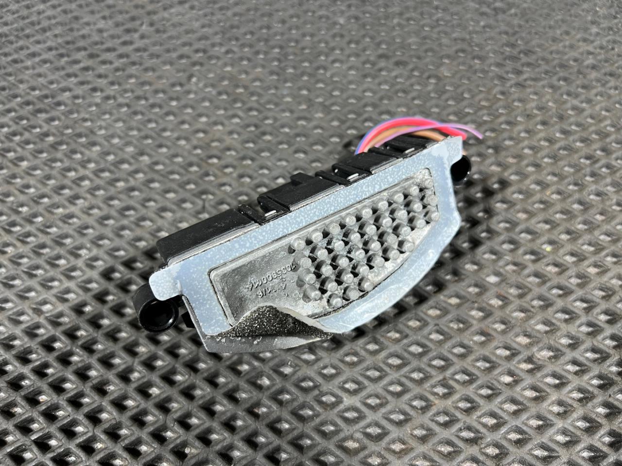 сопротивление печки Porsche Macan 1 поколение 2015, 3.0 л., бензин, АКПП, внедорожник 5 дв., 8T0820521F - фото №1