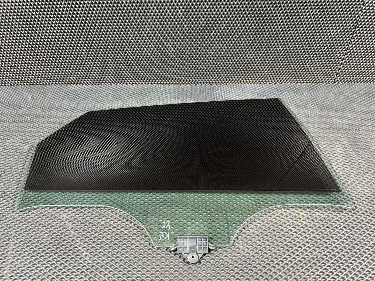 стекло двери задней правой Kia K5 3 поколение 2022, 1.6 л., G4FP, бензин, АКПП, седан, 83421L3000 - фото №1