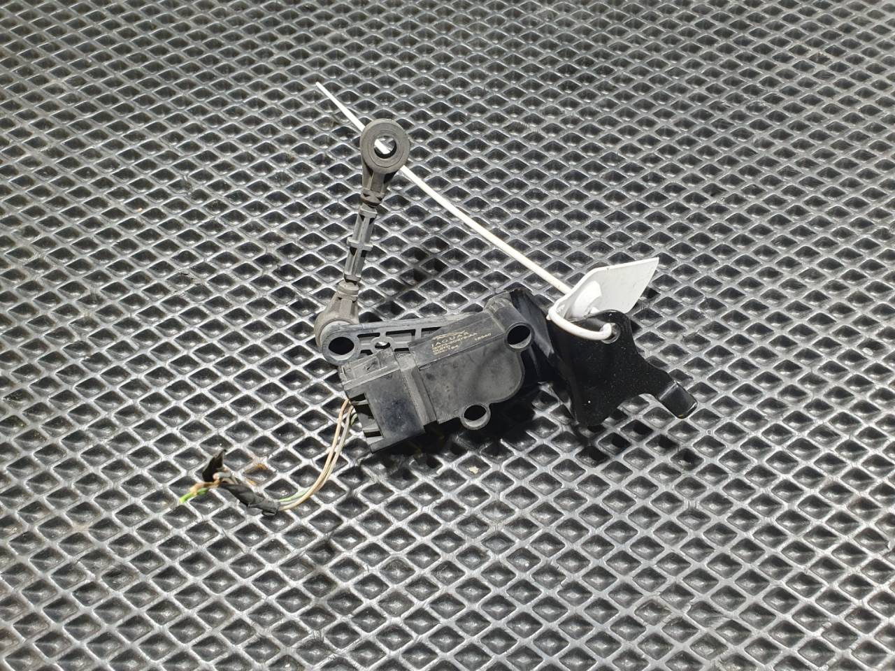 датчик дорожного просвета Jaguar XE 1 поколение 2017, 3.0 л., бензин, АКПП, седан, GX733C279AA, T4N1104, LR090678 - фото №1