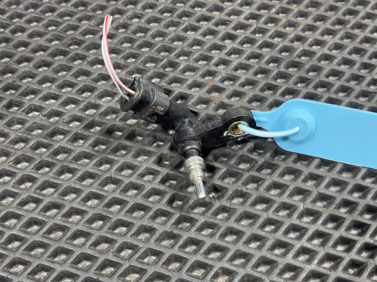 датчик температуры охлаждающей жидкости Volkswagen Taos 1 поколение 2021, 1.5 л., DNK, бензин, АКПП, внедорожник 5 дв., 05E919501 - фото №1