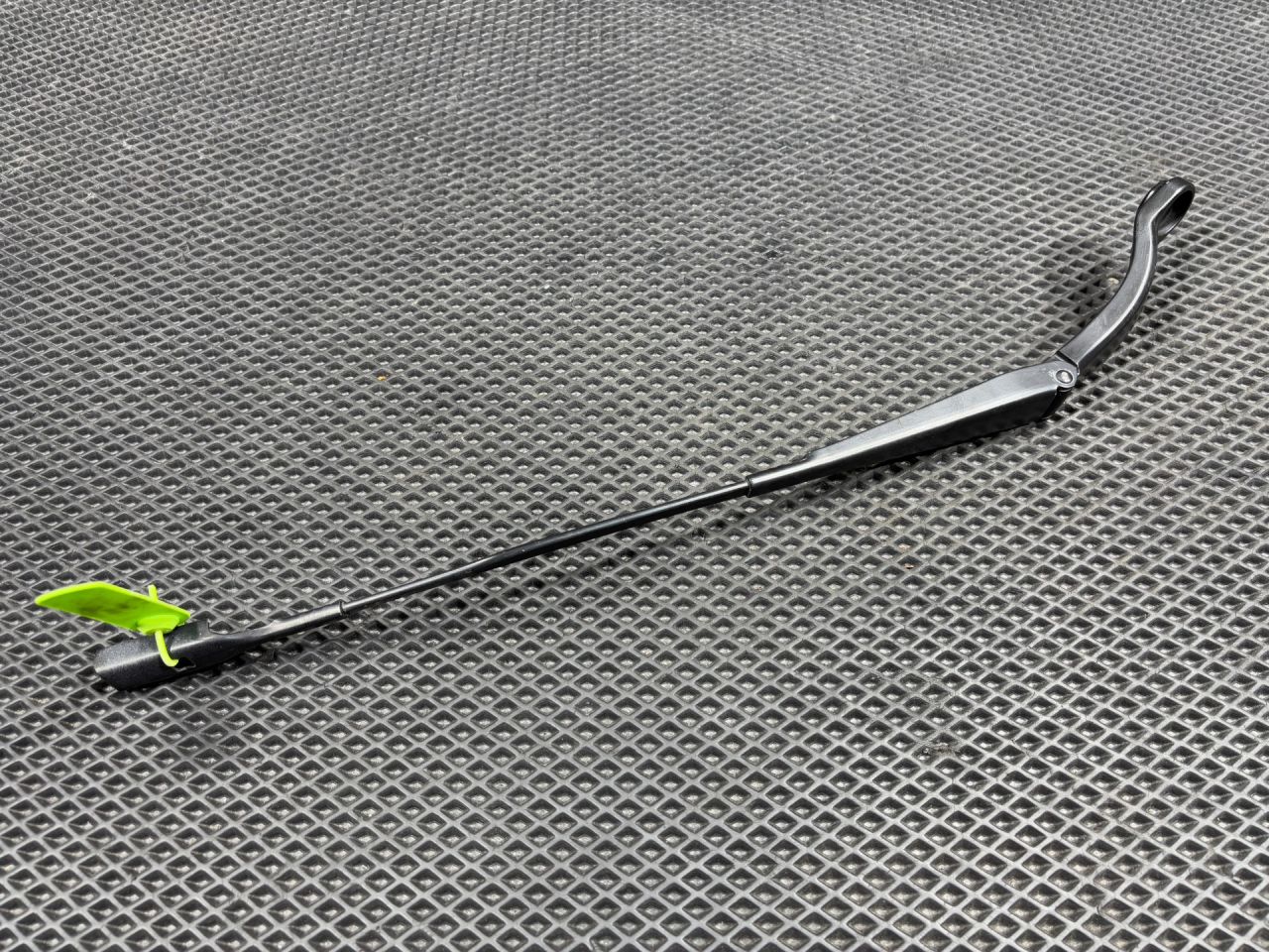 щеткодержатель (поводок стеклоочистителя, дворник) Porsche Macan 1 поколение 95B 2017, 3.0 л., MCT.MA, бензин, АКПП, внедорожник 5 дв., 95B955407 - фото №1