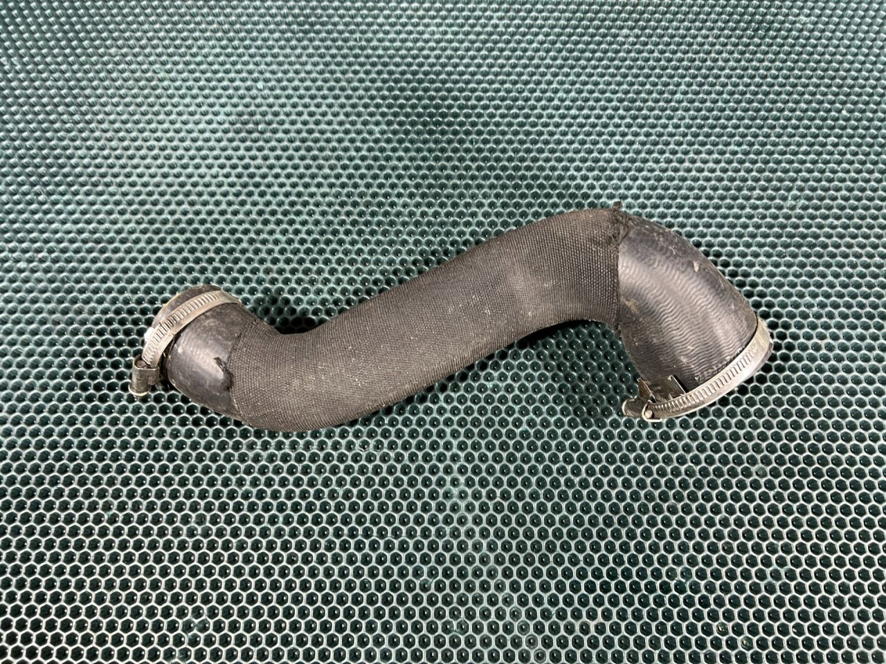 патрубок интеркулера Porsche Macan 1 поколение 2016, 2.0 л., MCN.CC, бензин, АКПП, внедорожник 5 дв., 95B145993F - фото №1