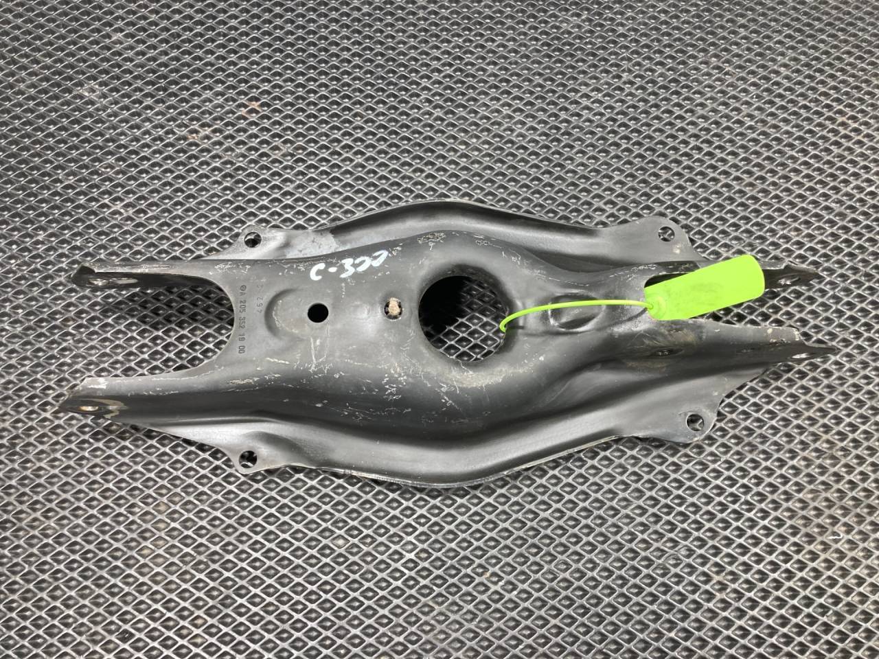 рычаг задний нижний Mercedes-Benz C-Класс W205/S205/C205 2015, 1.6 л., M 274.910, бензин, АКПП, седан, A2053521900 - фото №1