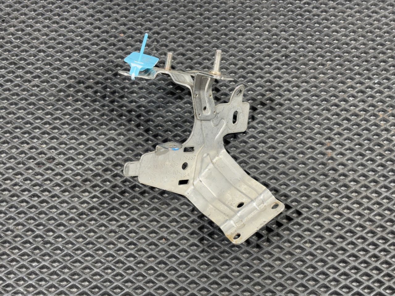 кронштейн (крепление) Volkswagen Taos 1 поколение 2021, 1.5 л., DNK, бензин, АКПП, внедорожник 5 дв., 5QM201809 - фото №1