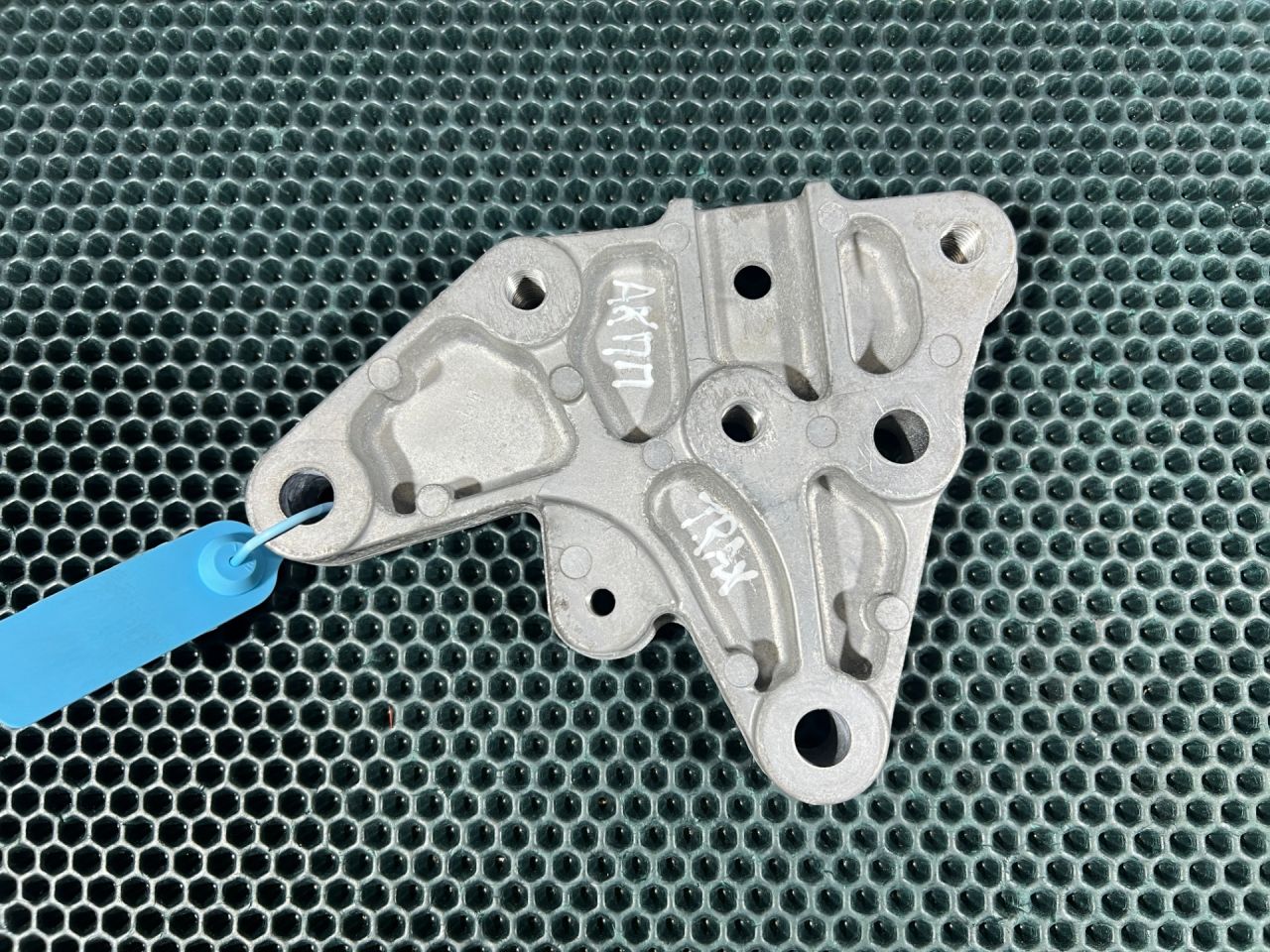 кронштейн КПП Chevrolet Trax 2 поколение 2024, 1.2 л., бензин, АКПП, внедорожник 5 дв., 60006317 - фото №1