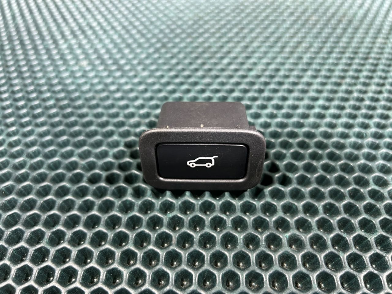 кнопка открытия багажника Land Rover Range Rover 4 поколение 2016, 5.0 л., 508PN, бензин, АКПП, седан, CPLA10E998AA, T4A7680, LR040338, 31412055AA02 - фото №1