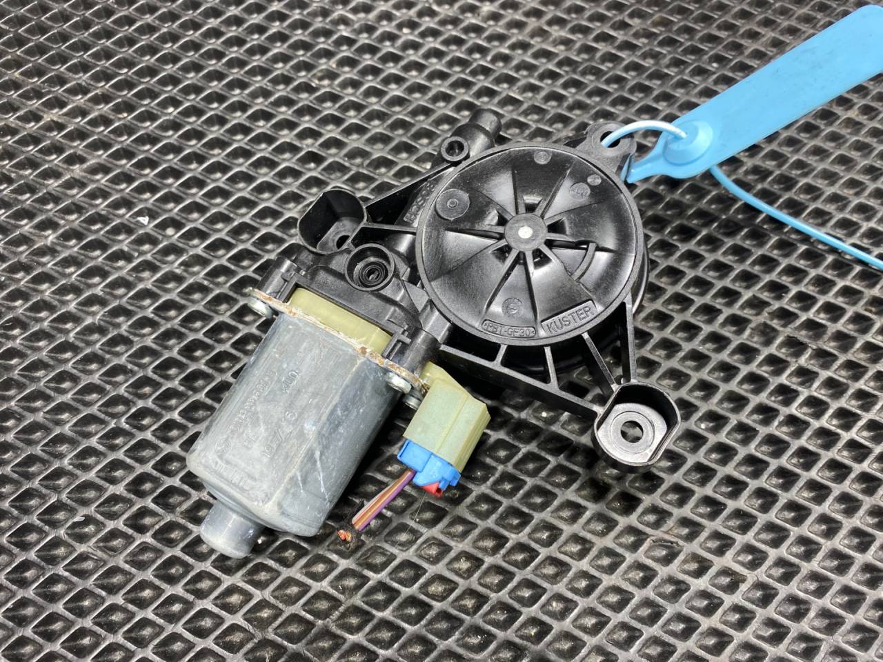 моторчик стеклоподъемника передний левый Porsche Macan 1 поколение 95B 2015, 3.0 л., MCT.MA, бензин, АКПП, внедорожник 5 дв., 5Q0959801B - фото №1