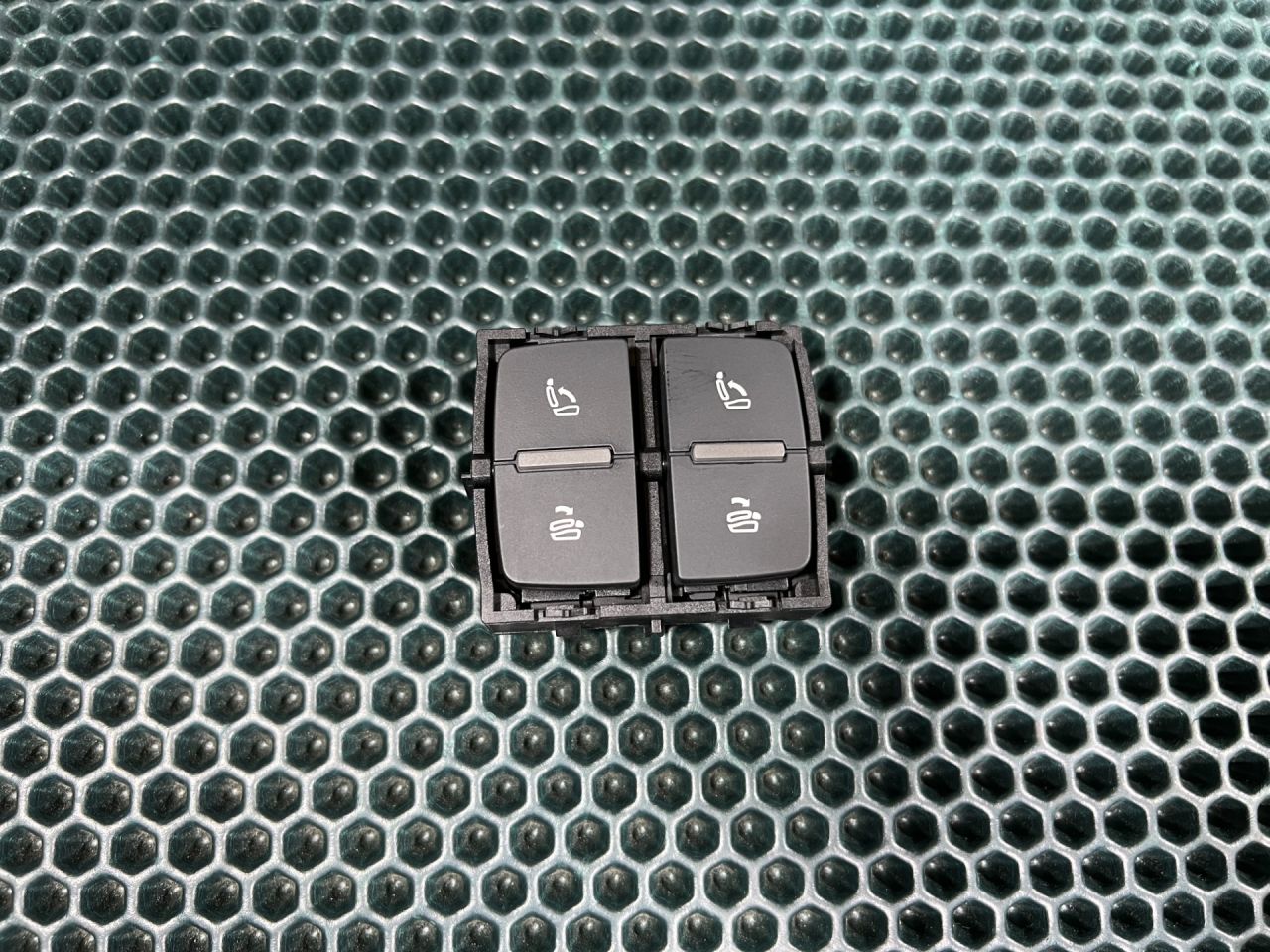 ручка ( кнопка ) складывания сиденья Audi Q7 4M 2018, 3.0 л., CREC, бензин, АКПП, внедорожник 5 дв., 4M0959861B - фото №1