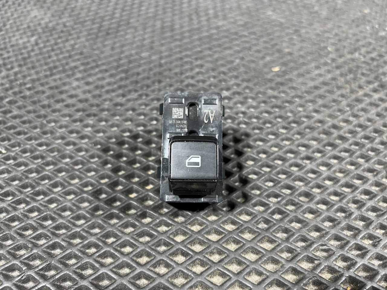 кнопка стеклоподъемника двери задней правой Nissan Rogue T33 2022, 1.5 л., бензин, внедорожник 5 дв., 254116XJ0B - фото №1