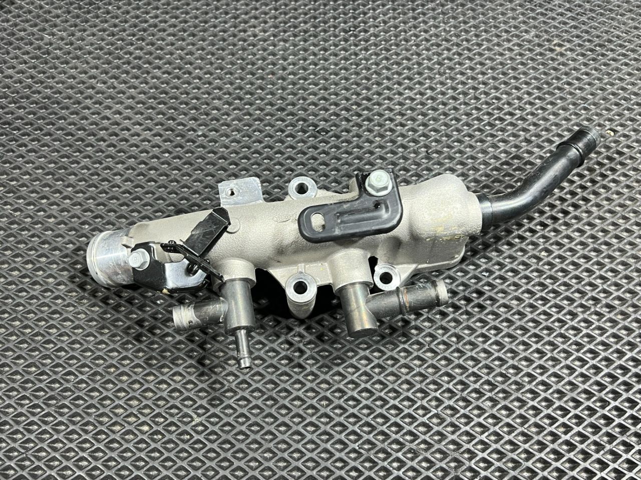 фланец (тройник) системы охлаждения Genesis G70 1 поколение 2019, 2.0 л., G4KL, бензин, АКПП, седан, 256002CTA0 - фото №1