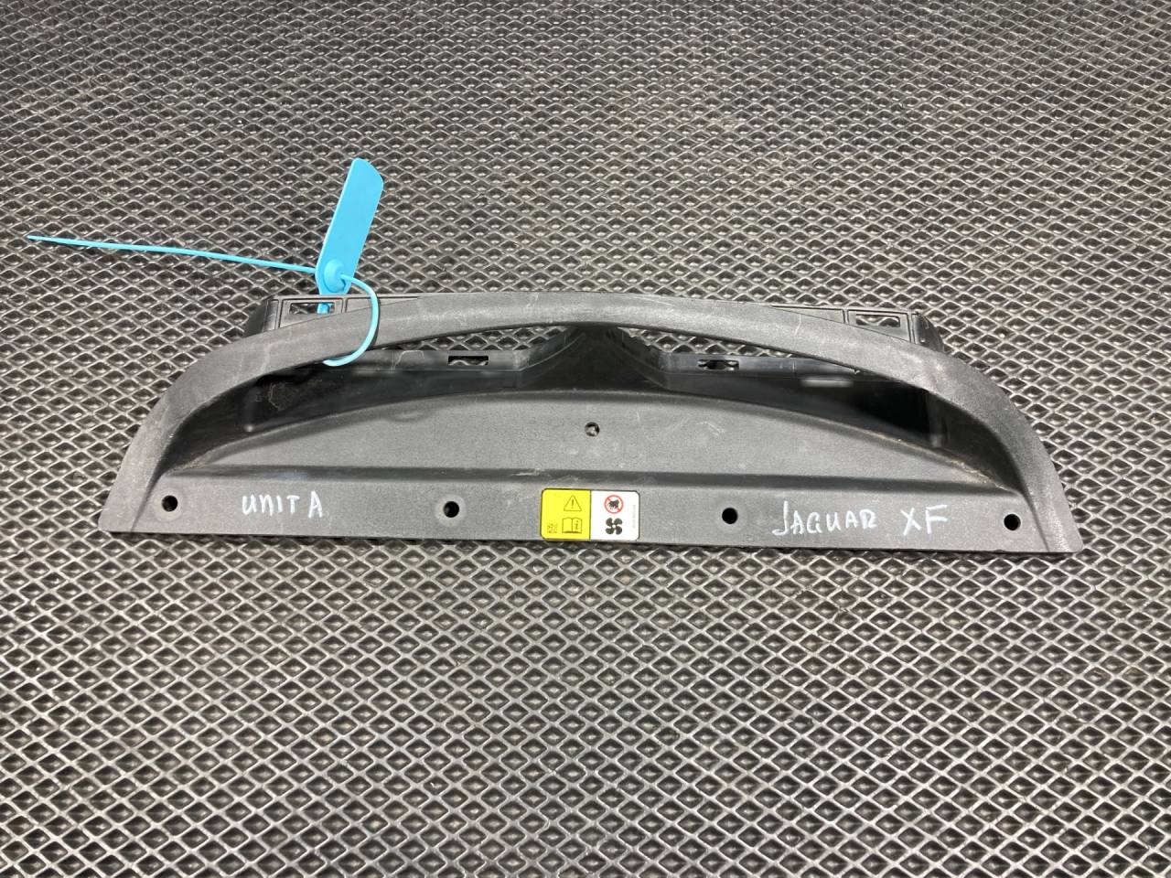 воздухозаборник Jaguar XE 1 поколение X760 2017, 3.0 л., бензин, АКПП, седан, GX739H722AA, GX739H724AA, T2H6635 - фото №1